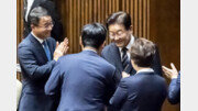 李대통령 맞은 국힘 의원들, 박수 안쳤지만 악수는 나눠