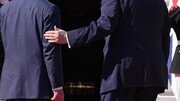 트럼프, 찰스3세 어깨 툭툭 논란…“왕실의전 위반” vs “친근함 표현”