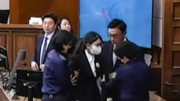 징역 4년 선고에 인상 찌푸린 김건희, 비틀거려 부축받고 퇴정