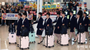 정장차림에 꾹 닫은 입…北 내고향여자축구단, 8년 만에 방남
