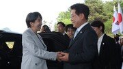 李, 안동 호텔 입구서 다카이치 영접…“시골 소도시 오시느라 고생”