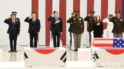 한국서 첫 韓美 6·25 전사자 유해 상호 봉환 [청계천 옆 사진관]