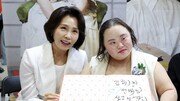 서울도서전 찾은 김혜경 여사, 文저서·요리책 등 구매