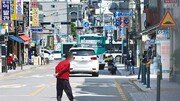 “저 먼 횡단보도까지 어느 세월에”… 차도 가로지르는 노인들