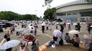 ‘개표소 시위’ 경찰 폭행 20대 2명 구속영장 신청…침 뱉은 女 송치