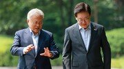 文 “대통령은 공공재, 건강관리 하시라” 李 “이 흔들리셨죠?…전 아직 젊어”