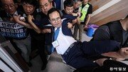124표 차 충주시장 재검표… 항의 소동에 강제 퇴거