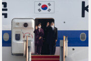 文대통령, UAE 도착…UAE와 수소·방산협력·엑스포 ‘한국의 날’ 참석