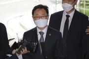 ‘법무장관 피고인’ 박범계 첫 법정출석 “민망한 노릇”