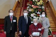 청와대 방문한 92세 김밥집 할머니 “기부하니 즐겁습니다”