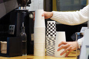 ‘표준규격 컵 도입’에 커피 전문점 ‘갸웃’…“소주병처럼 되나요?”