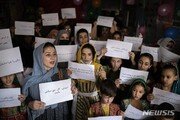 아프간 탈레반, 여성 방송 진행자들에 “얼굴 가려라” 명령