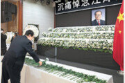 President Zhang visits Jiang Zemin's incense burner at the Chinese embassy and lays flowers