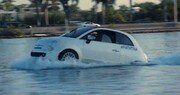 물 위를 가르는 피아트500 “실제 자동차?”