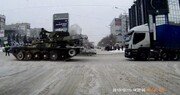 러시아 흔한 겨울 출근길 “도로 한복판에 웬 탱크가…”