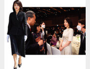 5월 10일 국립서울현충원에 블랙 정장을 입고 등장한 김건희 여사는 신라호텔에서 열린 외빈 초청 만찬에는 광택이 있는 베이지 컬러 원피스 차림으로 참석했다. [동아DB, 사진 제공 · 대통령실]