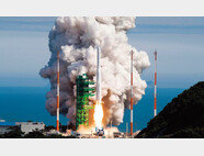 순수 국내 기술로 제작한 한국형 최초 우주발사체 ‘누리호(KSLV-Ⅱ)’가 6월 21일 전남 고흥군 나로우주센터에서 발사되고 있다. [사진 제공 · 한국항공우주연구원]