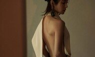 한지민, 이런 노출 처음…청순미 지운 파격 뒤태