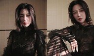 클라라 노출 없는데도 아찔… 블랙 의상 속 파격美