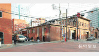 옛 공장-모던 카페 ‘붉은 벽돌’ 조화… ‘MZ 핫플’ 된 수제화거리