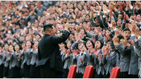 김정은 기념사진 정치, 코로나 집단 감염 온상 됐을 수도