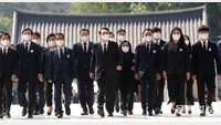 대통령-장관-與의원 광주 총출동… 민주당은 광주서 비대위 회의