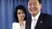 尹, 나토 순방기자단과 기내 깜짝 간담회…김건희 여사 첫 상견례