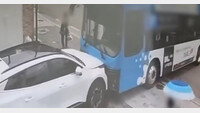 사이드 브레이크 풀린 시내버스, 신차 들이받아 (영상)