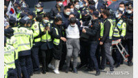박근혜 전 대통령에 소주병 투척…40대 징역 3년 구형