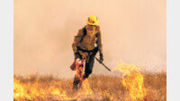 캘리포니아 산불… 확산 막기 위해 ‘맞불’
