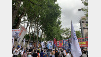시위대, 광화문광장까지 침범…연휴 나들이 망친 시민들