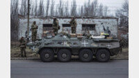 우크라, 탱크 약속받자마자 “전투기·장거리 미사일 달라” 재촉
