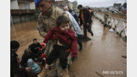 급류속 엄마·아이 구조…튀르키예, 이번엔 홍수 덮쳐