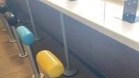 “놀이기구 안전장치” vs “맥공족 막기 좋아”…日 맥도날드 의자에 갑론을박