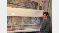 “부엌 리모델링 하다가”…英 아파트에서 400년 된 벽화 발견