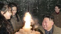 [사설]새 ICBM 쥔 김정은 “극도의 공포”… 위협 전방위 봉쇄책 세워야
