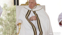 교황, 동성 커플에 축복 가능성 열어…“성직자 관용으로 다뤄야”