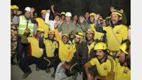 구출 순간 “만세!”…터널 17일 갇혔던 인도 노동자 41명 극적 구조