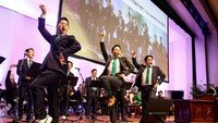 ‘이대의 아이돌’ 남성 교수 중창단의 화려한 축하 무대[청계천 옆 사진관]