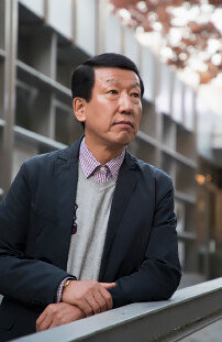 최강희 감독은 “지도자는 한없이 부드러워도 안 되고 한없이 강해서도 안 된다”고 말한다. [조영철 기자]