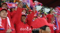 [2010남아공-김진회기자의 월드컵동행기] 북한 응원단, 자비 들여 남아공 찾아…외신도 뜨거운 관심