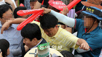 [포토] “빨갱이다!” 이석기 의원에 농민들 불만폭발