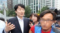 [포토] 지지자에 이끌려 가는 이석기 의원
