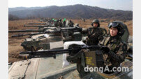 [동아포토]여 하사의 첫 전차 기관총 사격