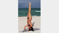 클라우디아 로마니, 비키니 차림으로 물구나무 ‘볼수록 아찔’
