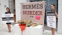 ‘페타’, 에르메스 동물학대 비난… 파격 퍼포먼스 ‘경악’