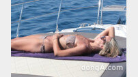 레이디 빅토리아 허비, 요트위서 수영복 훌러덩~ 과감하네