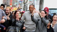 [할리우드DA:다] 윌 스미스, 넘사벽 인기에 꼼짝달싹 못해…‘당황’