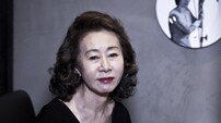 [인터뷰] 윤여정, 흐르는 세월마저 연기가 되는 ‘진짜 배우’ 