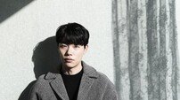 [인터뷰] ‘더 킹’ 류준열 “조인성, ‘초심 잃지 마라’ 진심 조언”